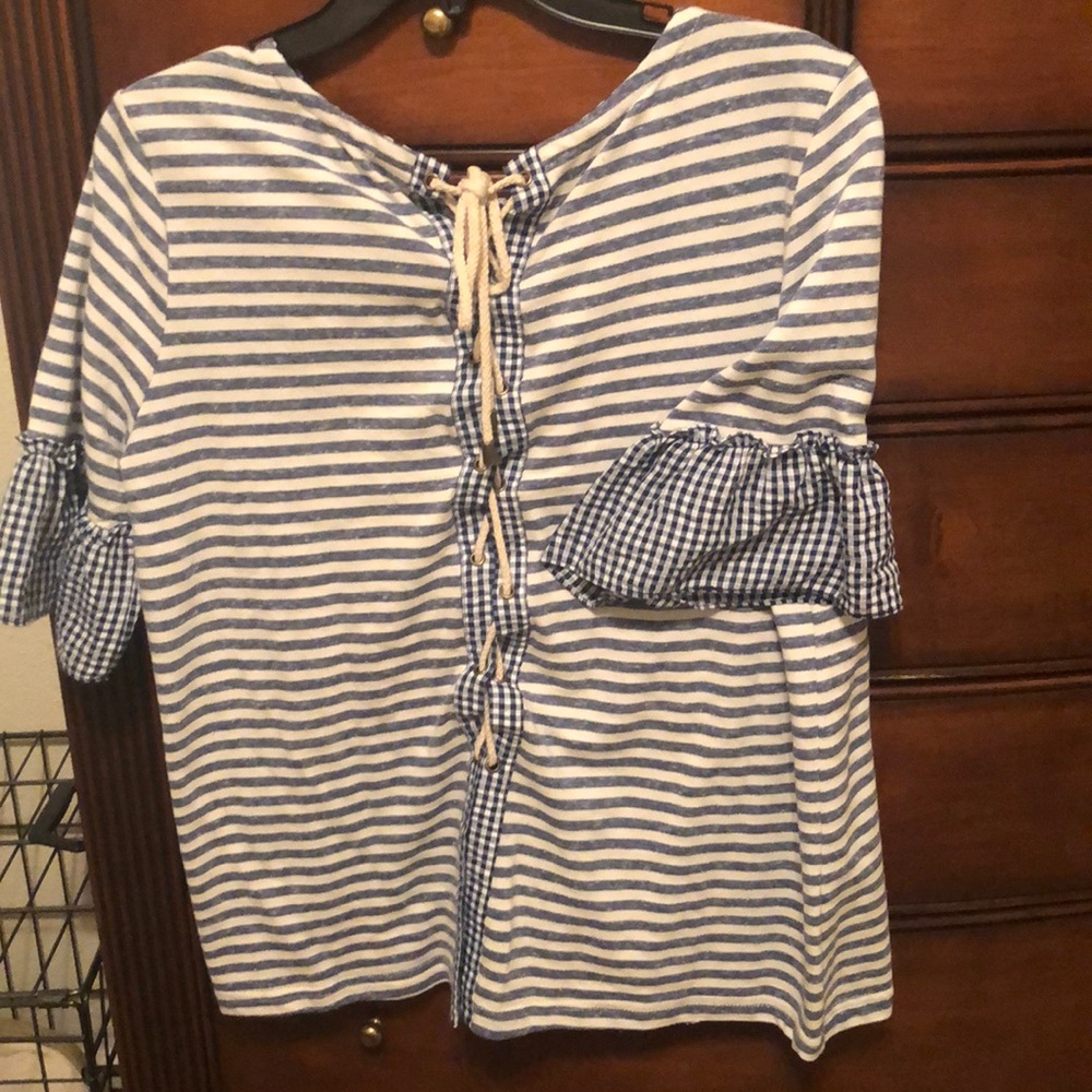 Supper cute striped quarter length sleeve shirt❤️